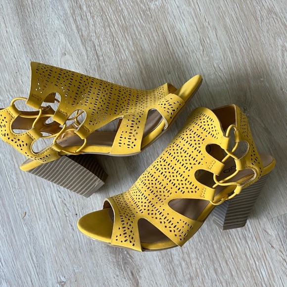 NWOT Yellow heeled sandals - Picture 1 of 7